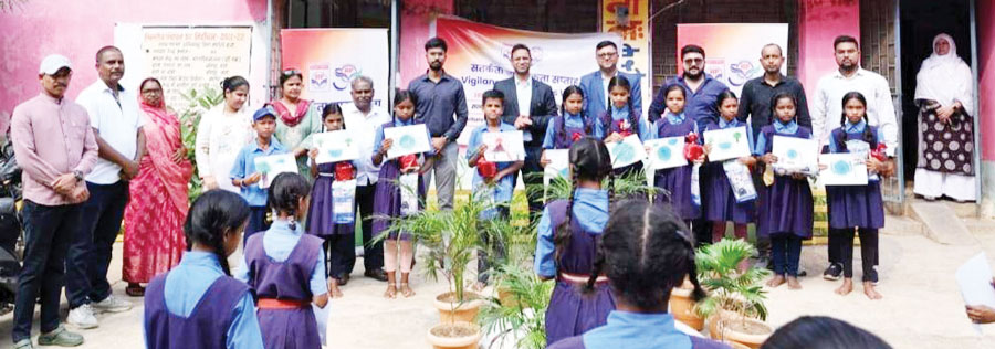 विद्यार्थियों को भ्रष्टाचार के खिलाफ सत्यनिष्ठा और ईमानदारी की दिलाई शपथ विद्यार्थियों को भ्रष्टाचार के खिलाफ सत्यनिष्ठा और ईमानदारी की दिलाई शपथ