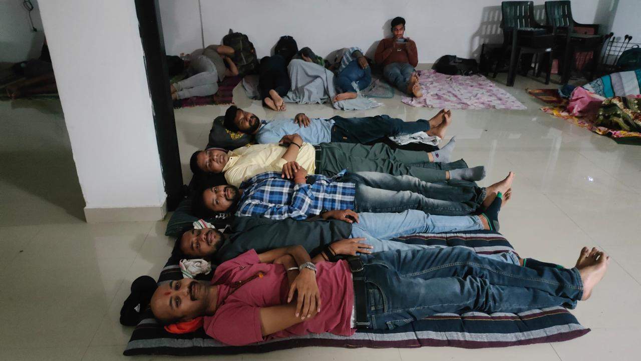 रात भर बंगले में डटे रहे एसआई अभ्यर्थी, सुबह बाहर निकाल गेट लॉक रात भर बंगले में डटे रहे एसआई अभ्यर्थी, सुबह बाहर निकाल गेट लॉक