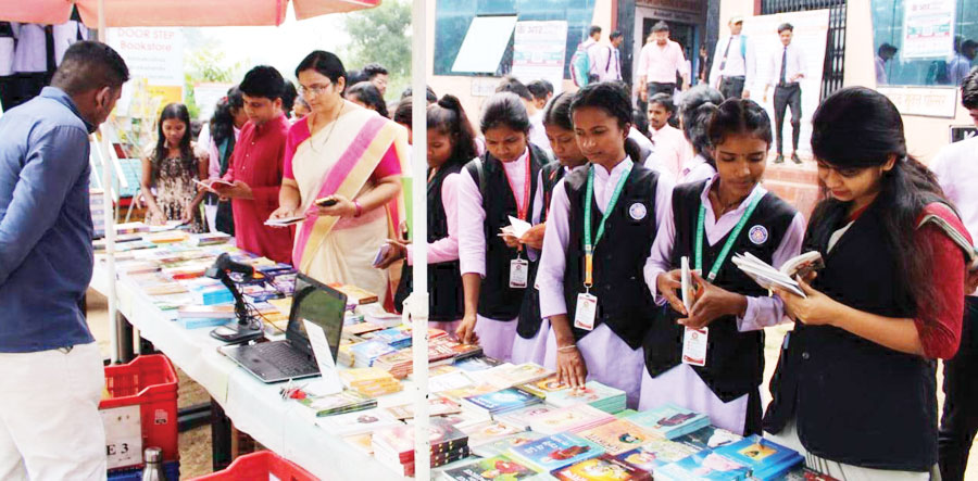    के.आर. टेक्निकल कॉलेज में श्री रामकृष्ण-विवेकानंद-वेदांत साहित्य की प्रदर्शनी