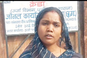   डेढ़ साल से न्याय के लिए दफ्तरों के चक्कर लगा रही मां