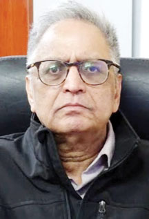 शक्ति क्षीण कर देने के बाद भी विवि आ रहे पूर्व कुलपति