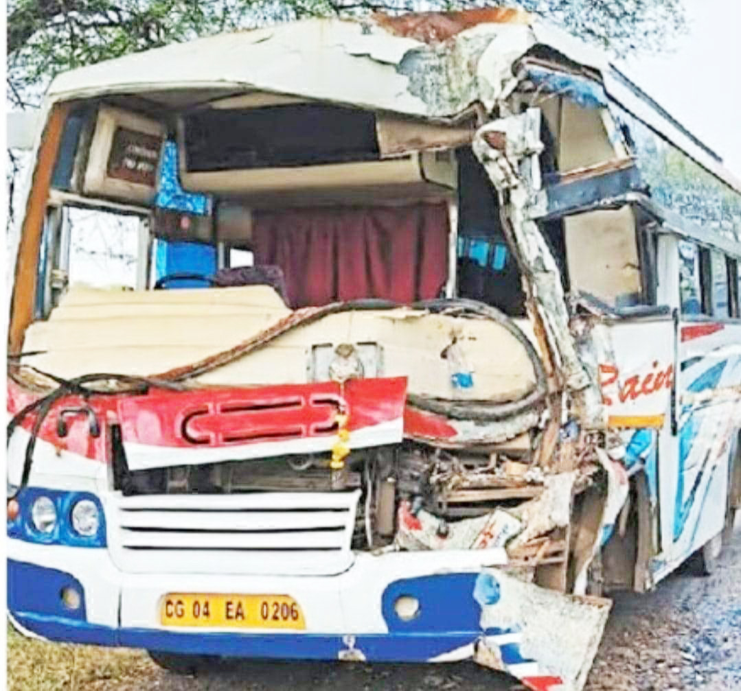 यात्री बस सिलेंडर से भरे ट्रक  से टकराई, 25 घायल