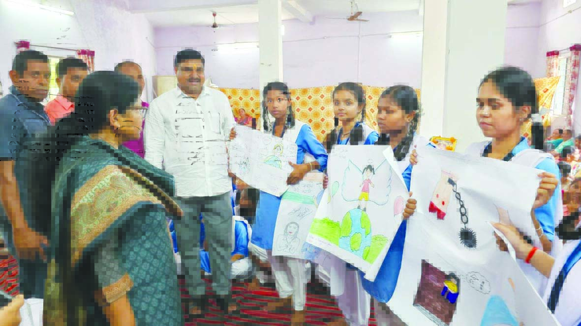 विधायक गजेन्द्र ने स्कूल की बच्चियों से किया संवाद