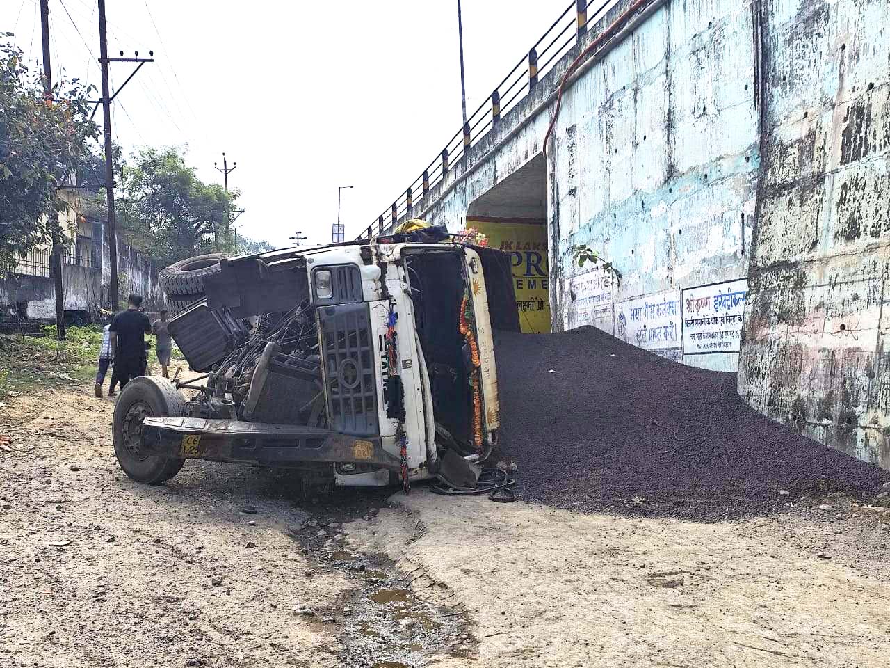 आयरन ओर से लदी गाड़ी पलटी