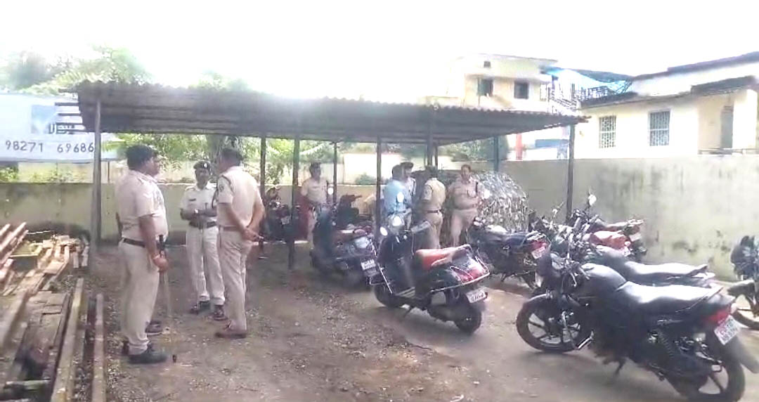 शौचालय में फांसी पर लटकी मिली युवक की लाश