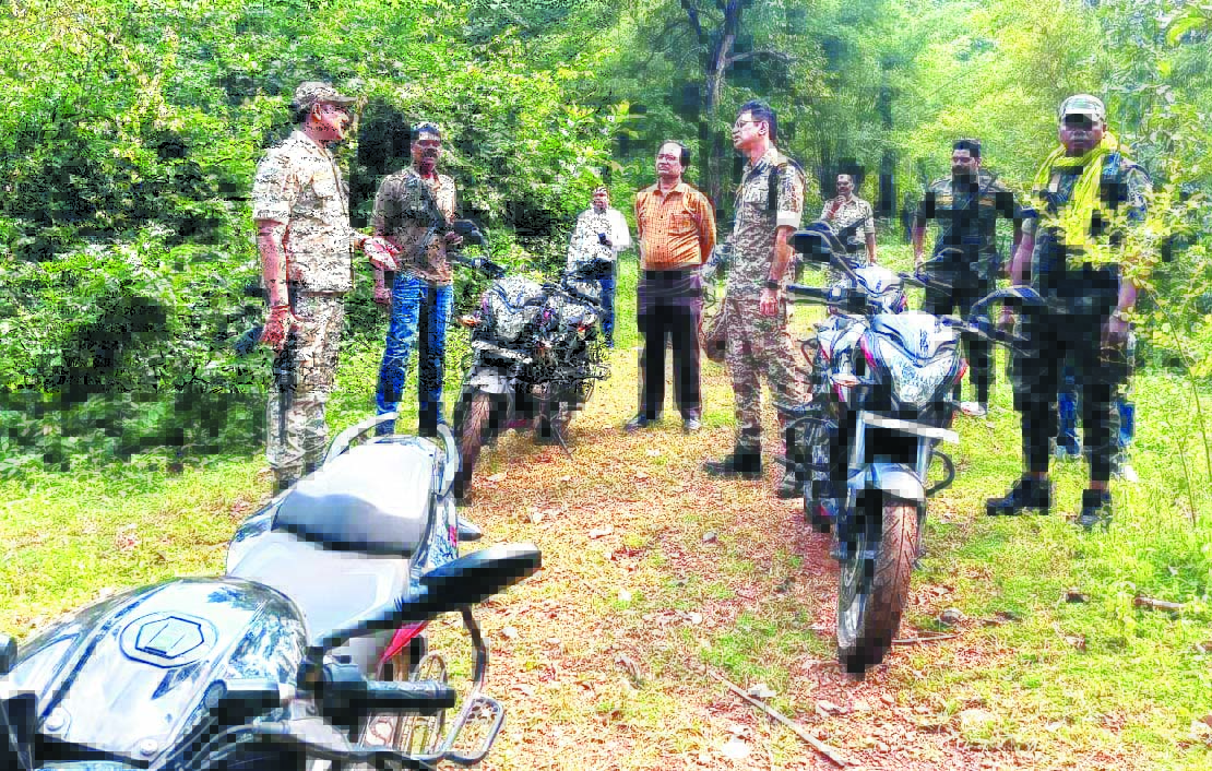 आईजी-कलेक्टर ने बाईक से किया नक्सल क्षेत्र का भ्रमण