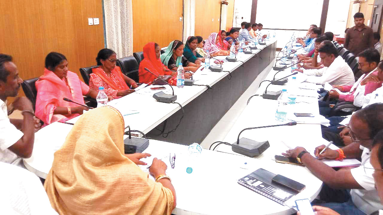 जनपद की सामान्य सभा से जिम्मेदार अफसर नदारद, जनप्रतिनिधि आक्रोशित जनपद की सामान्य सभा से जिम्मेदार अफसर नदारद, जनप्रतिनिधि आक्रोशित