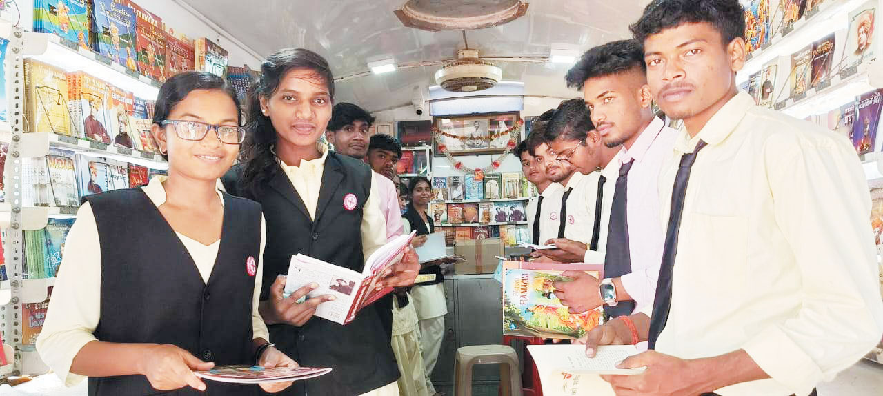 साई कॉलेज में आयोजित पुस्तक प्रदर्शनी में प्राध्यापक, विद्यार्थी विवेकानन्द के साहित्य से हुए अवगत