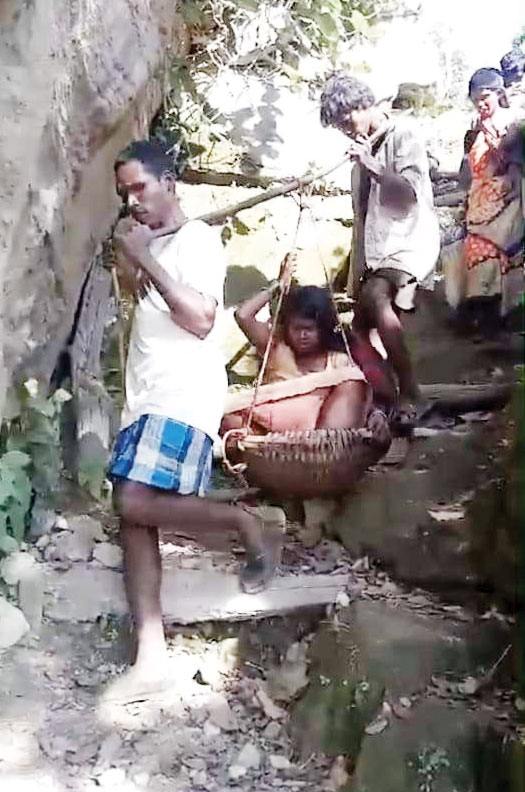 सडक़ के अभाव में गर्भवती को कांवर के सहारे अस्पताल लाने की मजबूरी