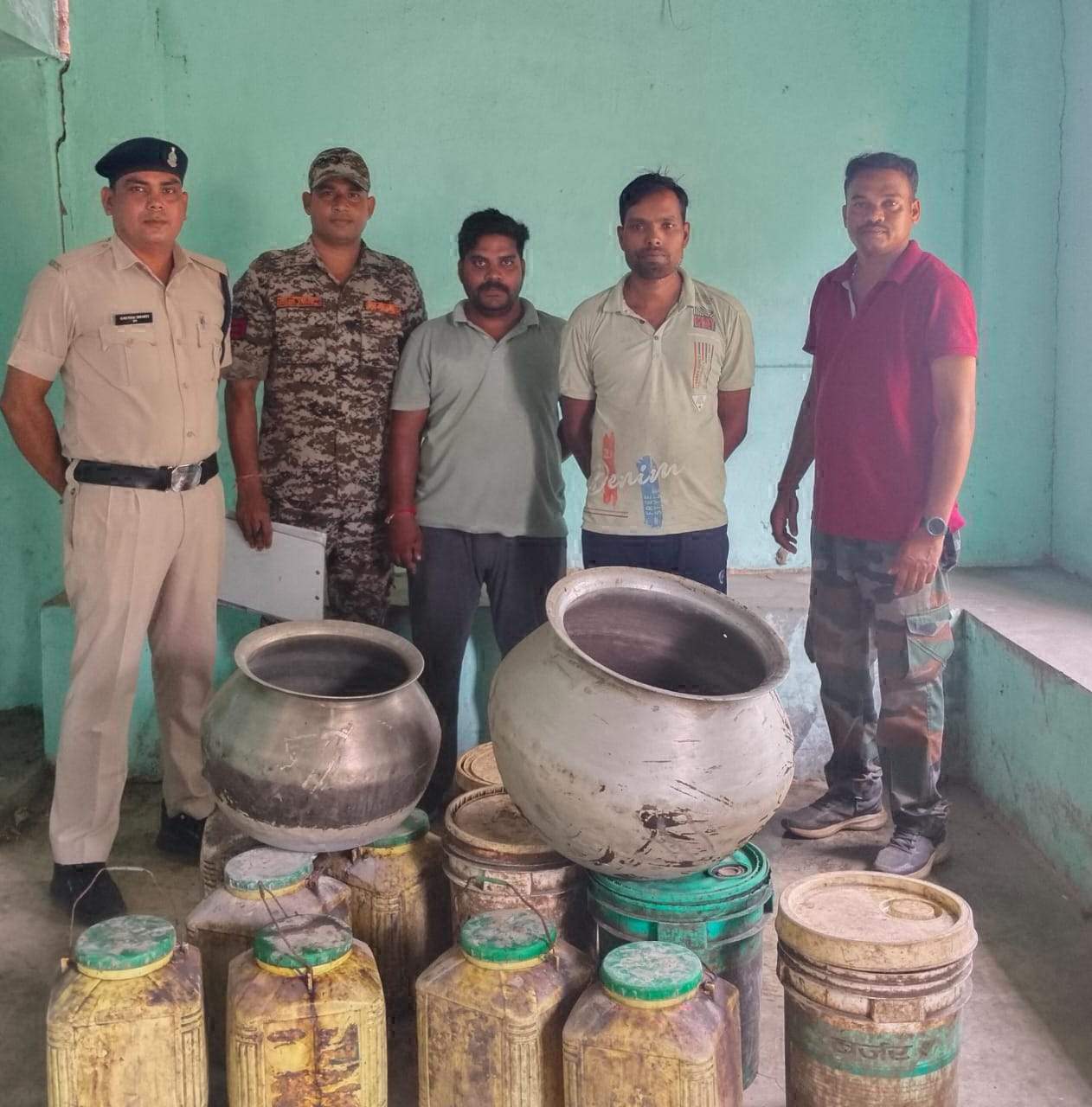 महुआ शराब संग  आरोपी गिरफ्तार