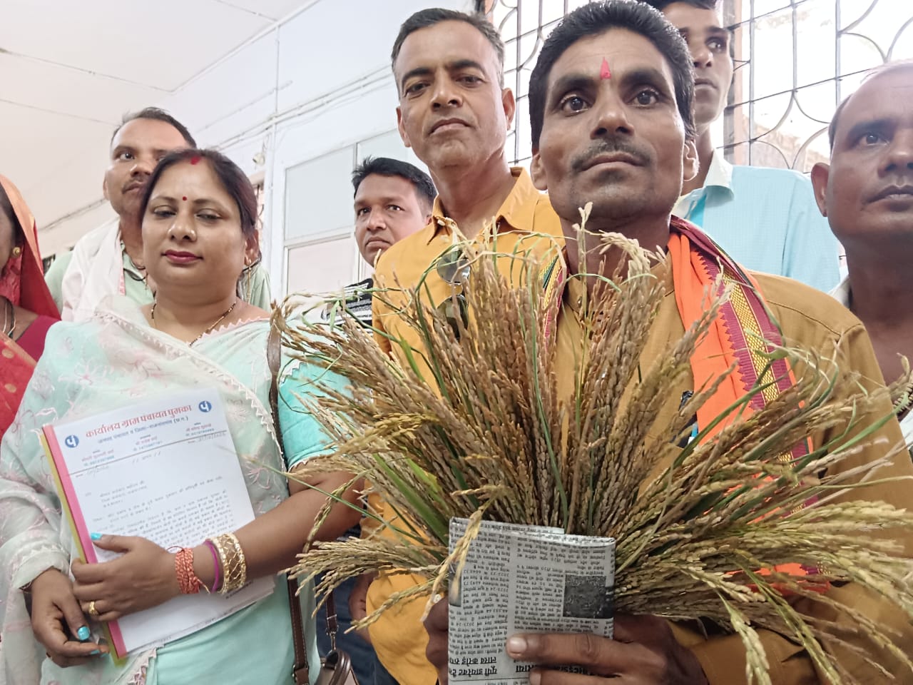 खराब धान का नमूना लेकर किसानों  ने मांगी क्षतिपूर्ति व बीमा राशि