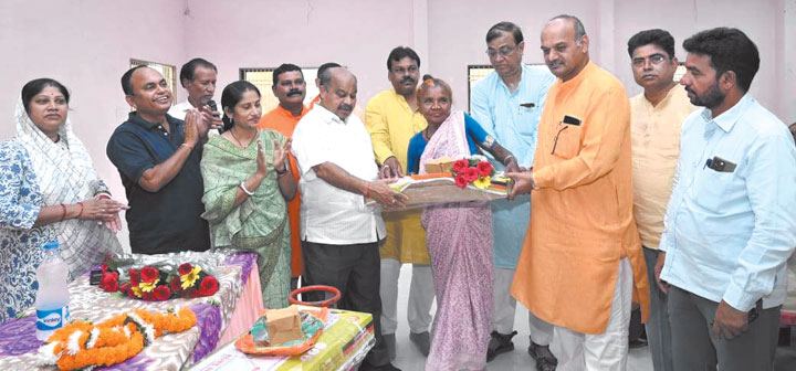 रमन मंदिर में गैस कनेक्शन वितरित रमन मंदिर में गैस कनेक्शन वितरित