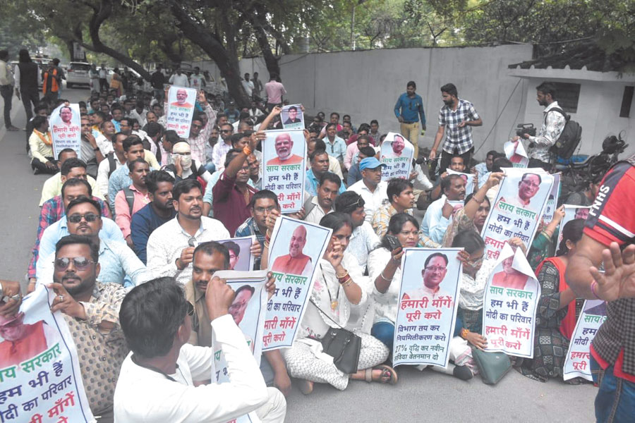 कंप्यूटर ऑपरेटरों ने भी डिप्टी सीएम का बंगला घेरा कंप्यूटर ऑपरेटरों ने भी डिप्टी सीएम का बंगला घेरा