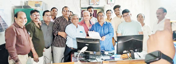 मांगों को लेकर एसडीएम को सौंपा ज्ञापन