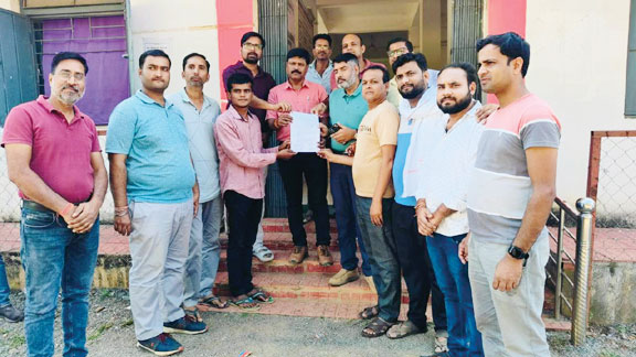 सडक़ मरम्मत के लिए एसडीएम को सौंपा ज्ञापन चक्काजाम करने की चेतावनी सडक़ मरम्मत के लिए एसडीएम को सौंपा ज्ञापन चक्काजाम करने की चेतावनी