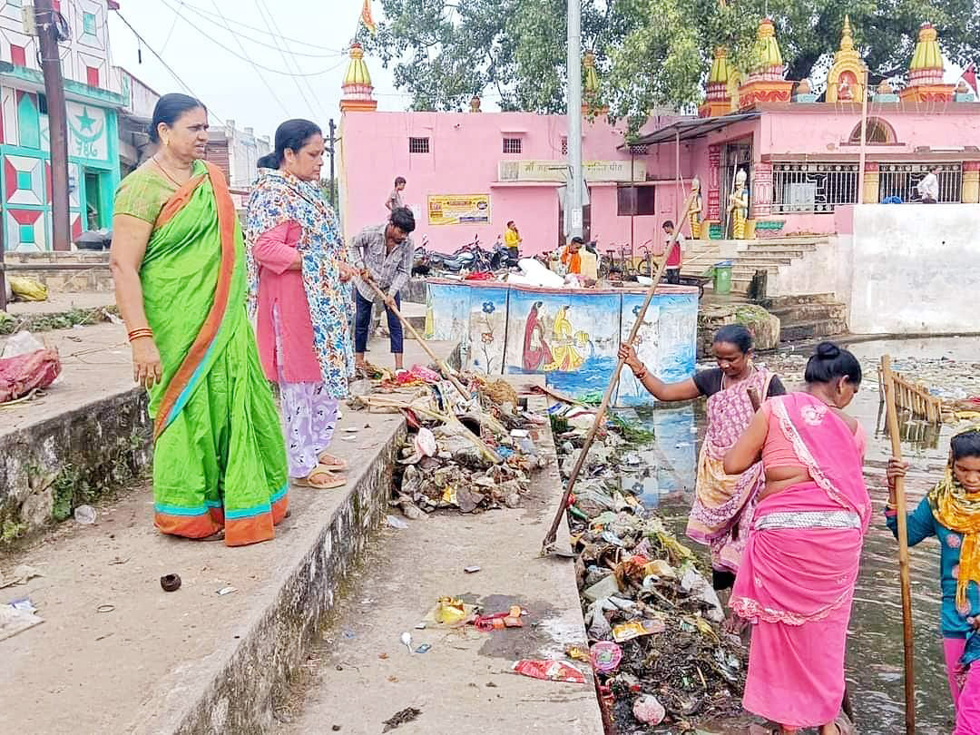 स्वच्छता अभियान चला तालाब की सफाई स्वच्छता अभियान चला तालाब की सफाई