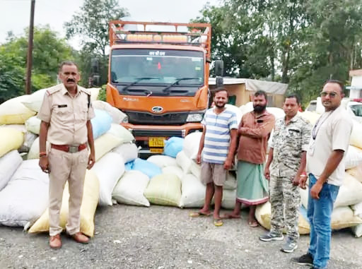 सडक़ किनारे खड़ी ट्रक से साढ़े 22 लाख का अफीम बरामद, आरोपी फरार सडक़ किनारे खड़ी ट्रक से साढ़े 22 लाख का अफीम बरामद, आरोपी फरार