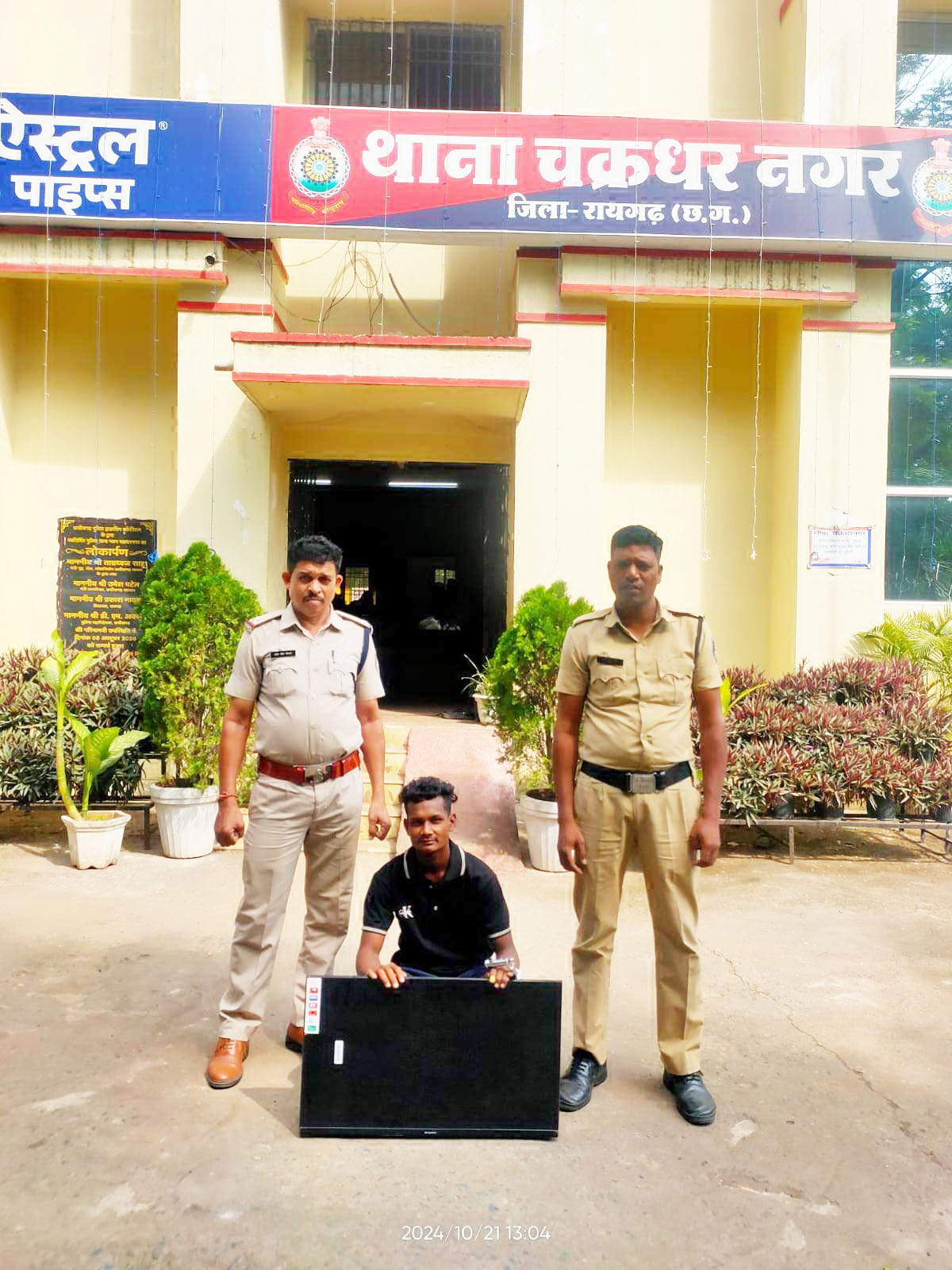 चोरी की टीवी संग आरोपी गिरफ्तार चोरी की टीवी संग आरोपी गिरफ्तार