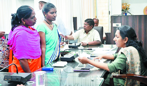जनदर्शन में कलेक्टर ने सुनीं समस्या, शिकायत और मांग जनदर्शन में कलेक्टर ने सुनीं समस्या, शिकायत और मांग