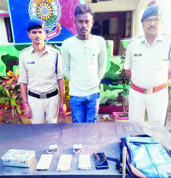 च्वाइस सेंटर से नगदी व मोबाइल चोरी, गिरफ्तार च्वाइस सेंटर से नगदी व मोबाइल चोरी, गिरफ्तार