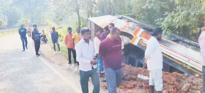 डिवाइडर तोड़ते पुल से नीचे गिरी बस, 4 गंभीर