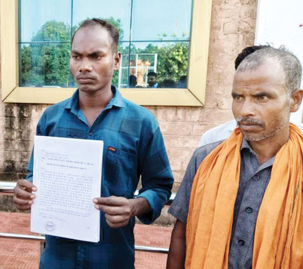 शासकीय जमीन पर वन विभाग के दरोगा का कब्जा हटाने की मांग