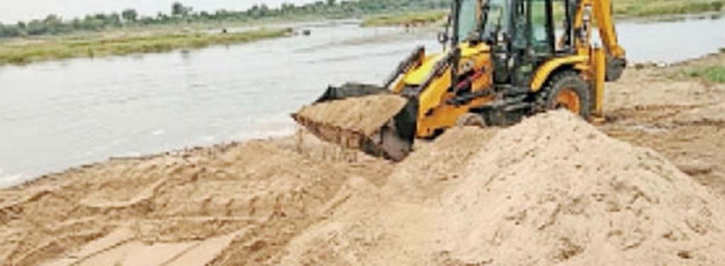 रेत घाटों के बंद होने से किल्लत, मनमाने दामों पर खरीद रहे रेत