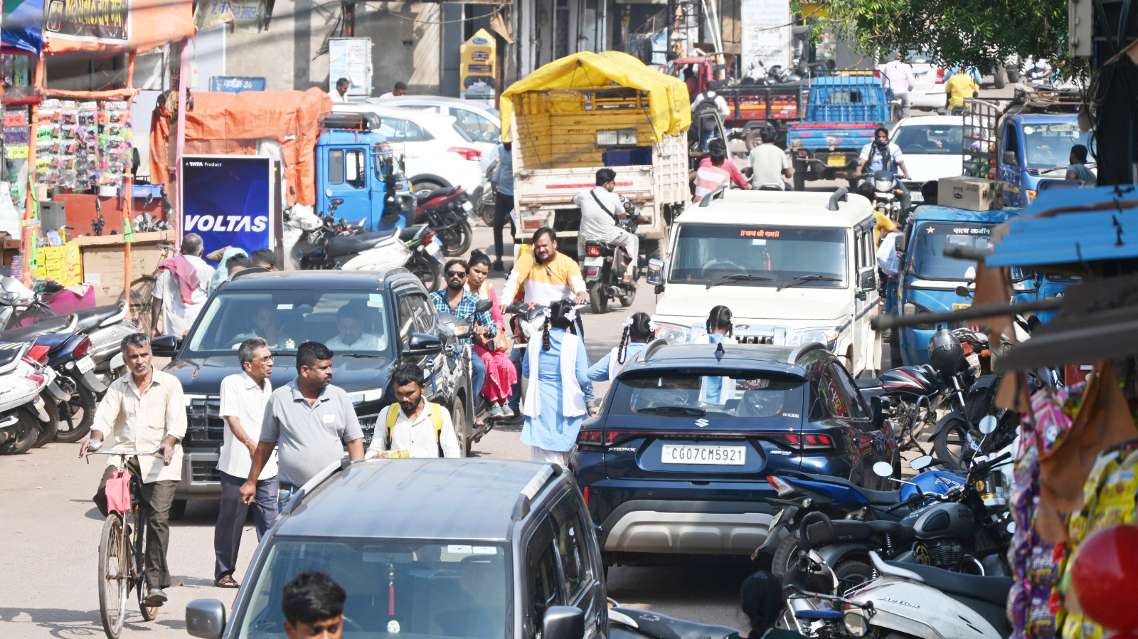 दुकानों के सामने गाड़ी पार्किंग बंद करें दुकानों के सामने गाड़ी पार्किंग बंद करें