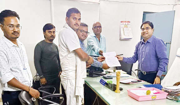  दस्तावेज लेखक और स्टांप वेंडरों ने एसडीएम को सौंपा ज्ञापन