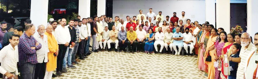 रविशंकर त्रिपाठी की प्रतिमा के लिए उपमुख्यमंत्री साव ने दिए 8 लाख