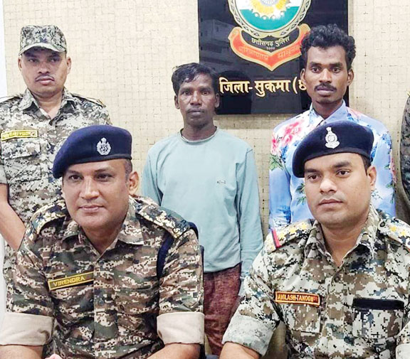 4 नक्सलियों ने किया समर्पण