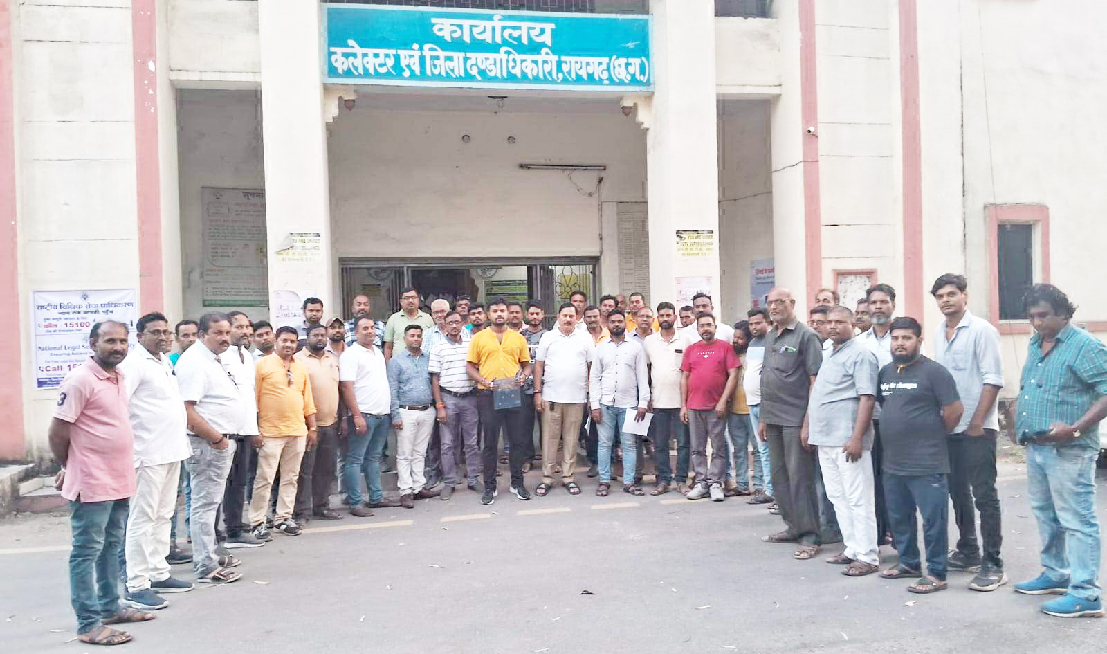 ओवरलोड बंद करने ट्रेलर यूनियन ने सौंपा ज्ञापन ओवरलोड बंद करने ट्रेलर यूनियन ने सौंपा ज्ञापन