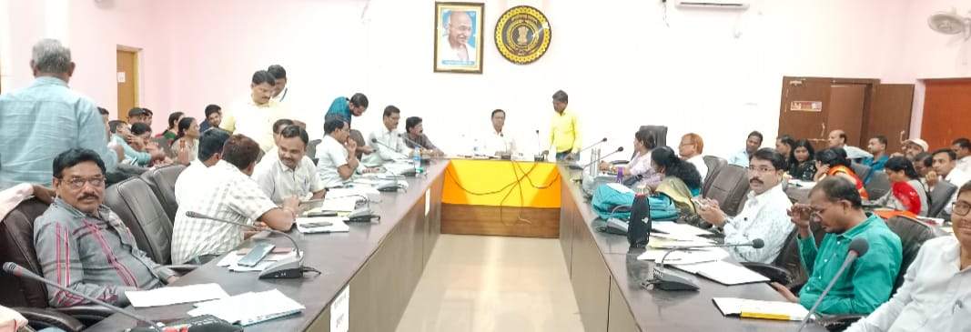 कलेक्टर-डीईओ ने ली प्राचार्यों की बैठक