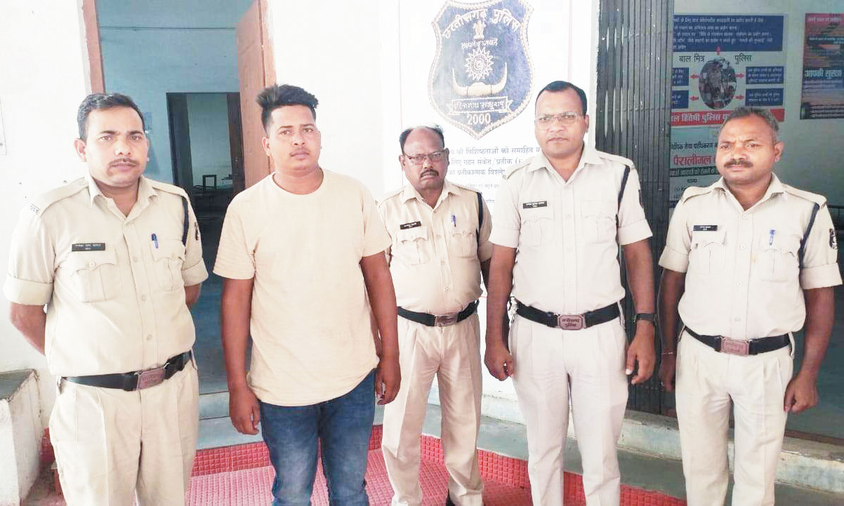 लंबे समय से फरार ईनामी आरोपी गिरफ्तार 4 पहले पकड़े जा चुके हैं