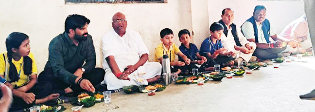 न्योता भोज, सांसद चिंतामणि महाराज ने स्कूली बच्चों संग बैठकर किया भोजन