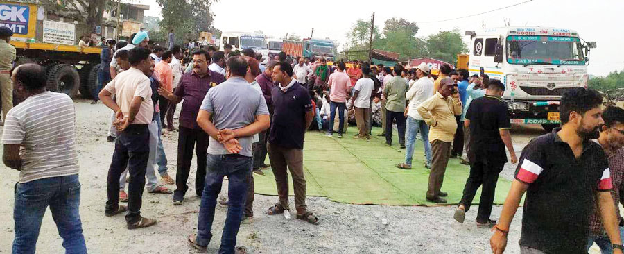 जर्जर सडक़, सीतापुर विकास मंच-व्यापारी संघ का पुन: चक्काजाम