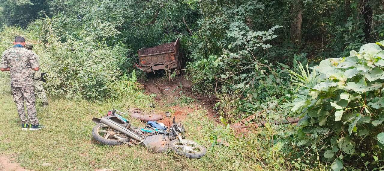 स्टीयरिंग फेल, बेकाबू ट्रक ने बाइक को घसीटा, युवक की मौत स्टीयरिंग फेल, बेकाबू ट्रक ने बाइक को घसीटा, युवक की मौत