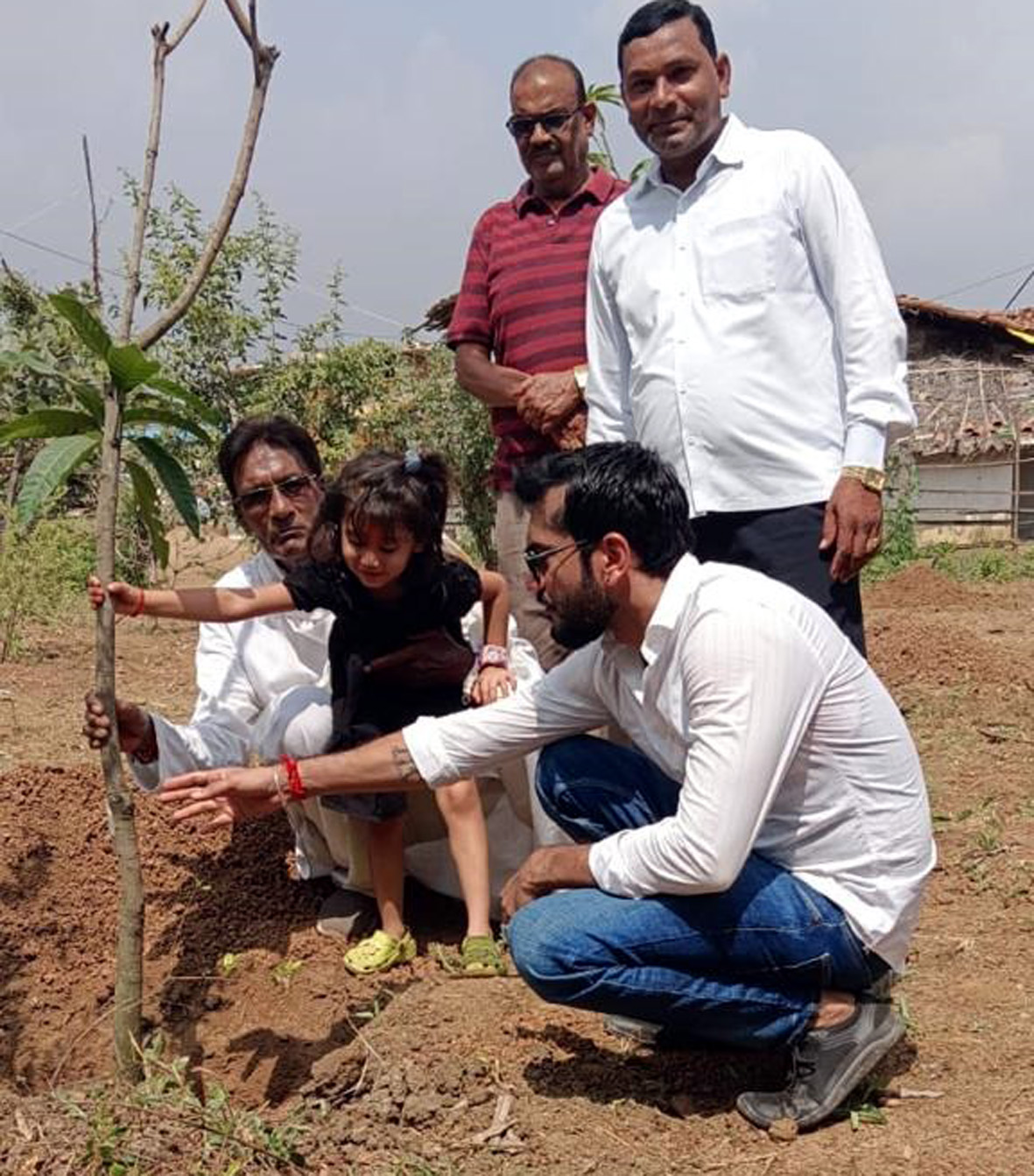 पौधरोपण कर पोती कोयना का मनाया जन्मदिन पौधरोपण कर पोती कोयना का मनाया जन्मदिन