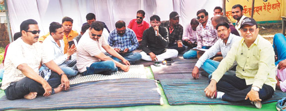 अध्यक्ष के विरुद्ध पत्रकार लामबंद, हटाने धरना-प्रदर्शन