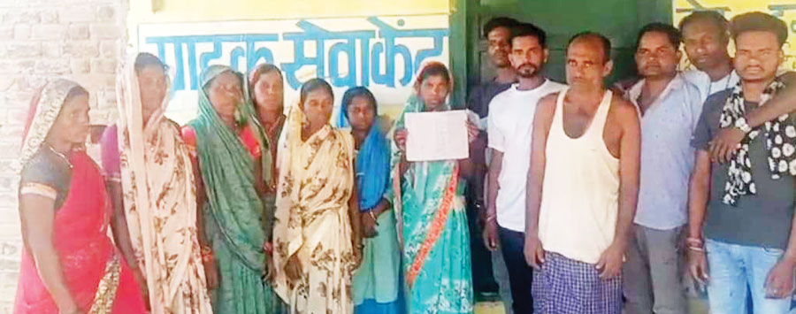 वन विभाग कार्यालय में मजदूरी के लिए चक्कर