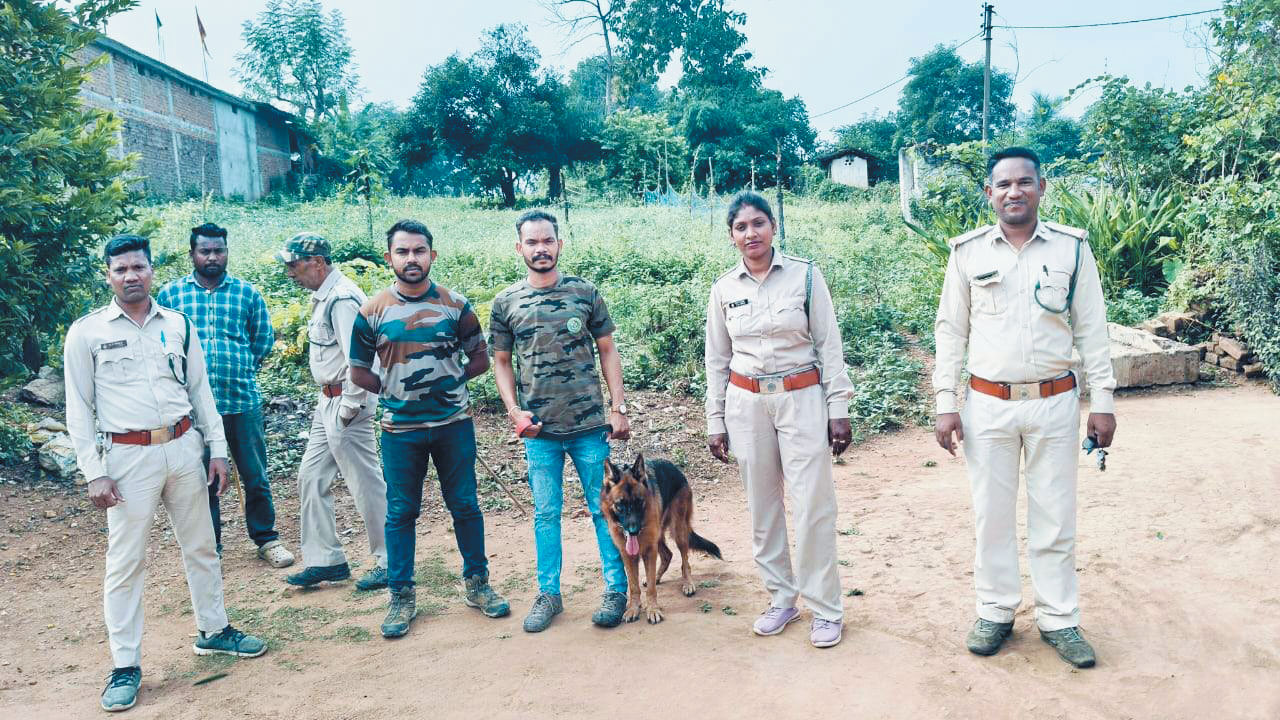 डॉग स्क्वाड टीम ने वन्य प्राणी सुरक्षा के लिए ग्रामीणों को किया जागरूक