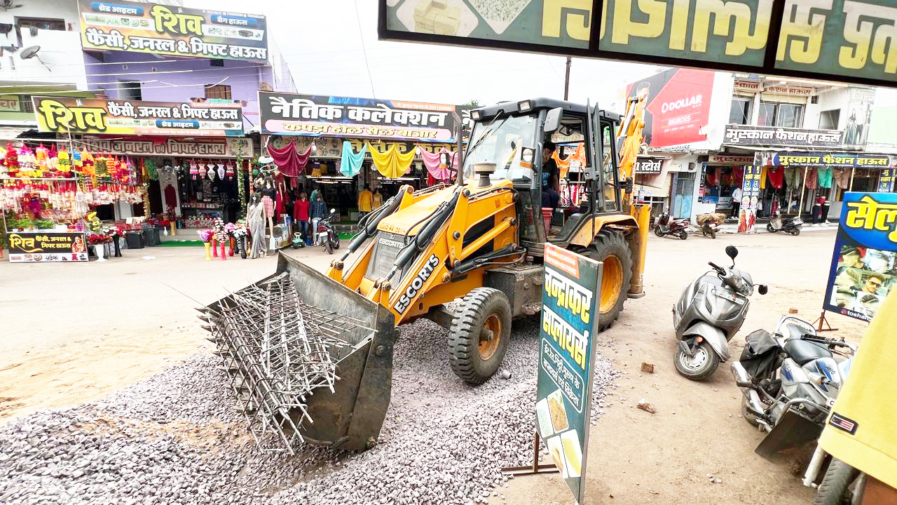 राजनीतिक दबाव में प्रशासन ने उखाड़ा चौपाटी दुकानों का कॉलम