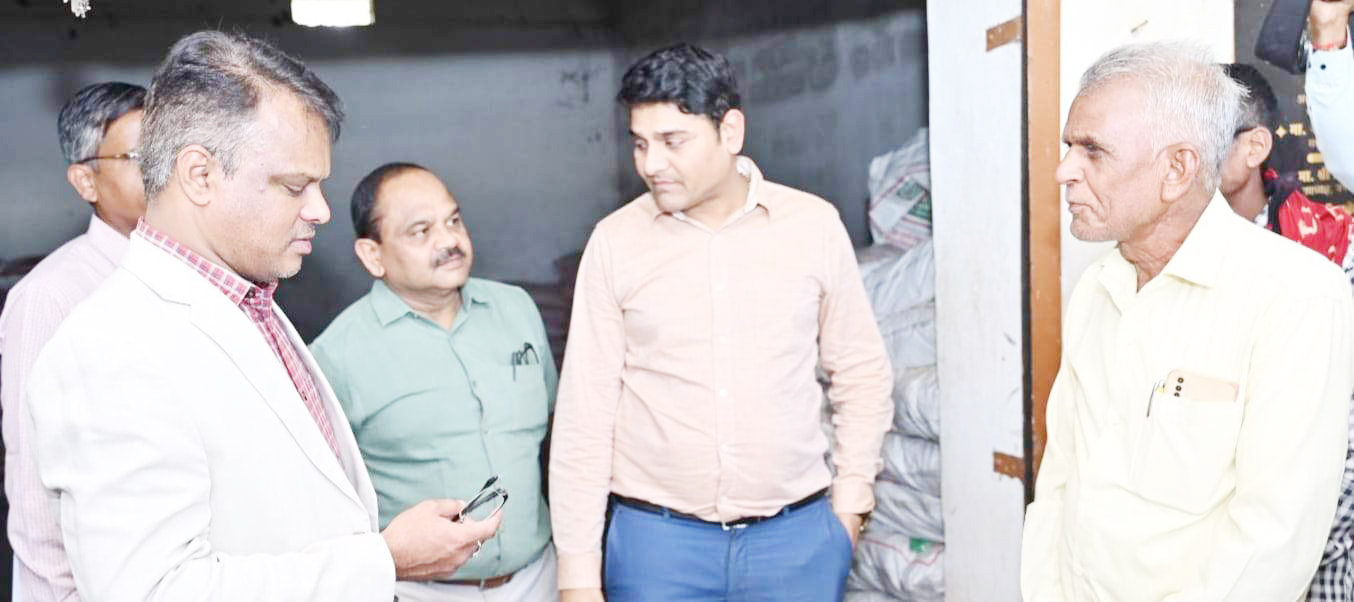 धान बेचने आने वाले किसानों को दिक्कत न हो, प्रभारी सचिव ने दी हिदायत धान बेचने आने वाले किसानों को दिक्कत न हो, प्रभारी सचिव ने दी हिदायत