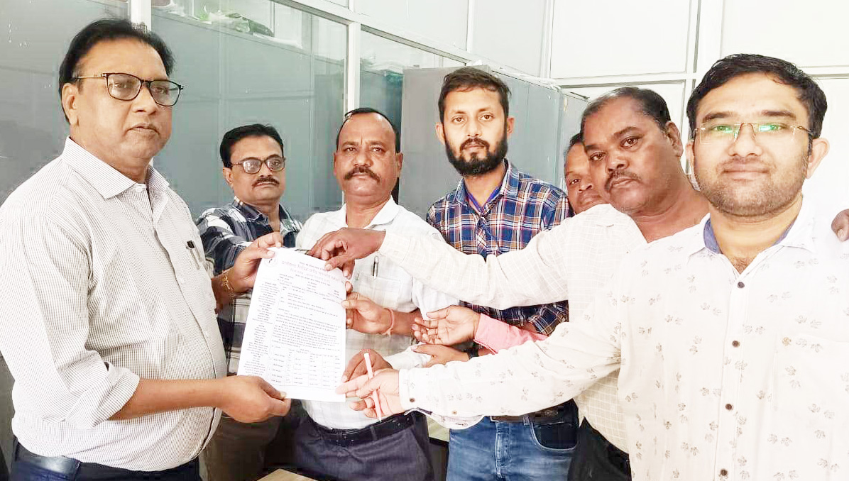 लिपिक संघ द्वारा वेतन विसंगति को दूर करने सीएम के नाम ज्ञापन 