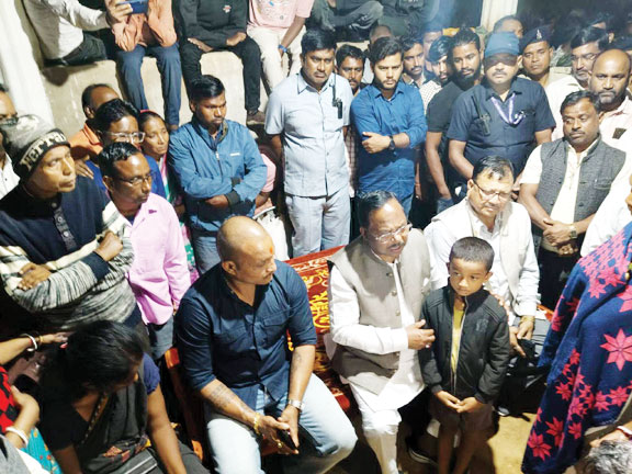 पीडि़त परिजनों से मिले कृषि मंत्री रामविचार, पांच लाख देने का आश्वासन
