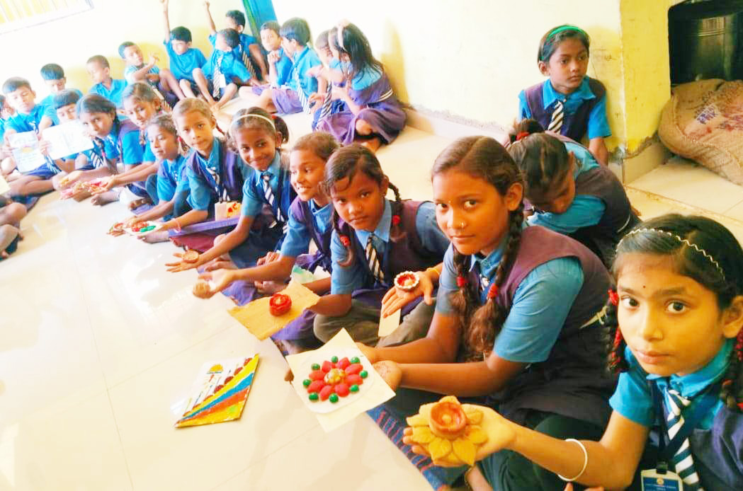 दीपक सजाओ, ग्रीटिंग बनाओ प्रतियोगिता  का आयोजन