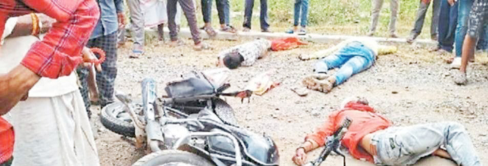 बाइक सवारों को मालवाहक ने कुचला, 2 मौत, 1 घायल बाइक सवारों को मालवाहक ने कुचला, 2 मौत, 1 घायल