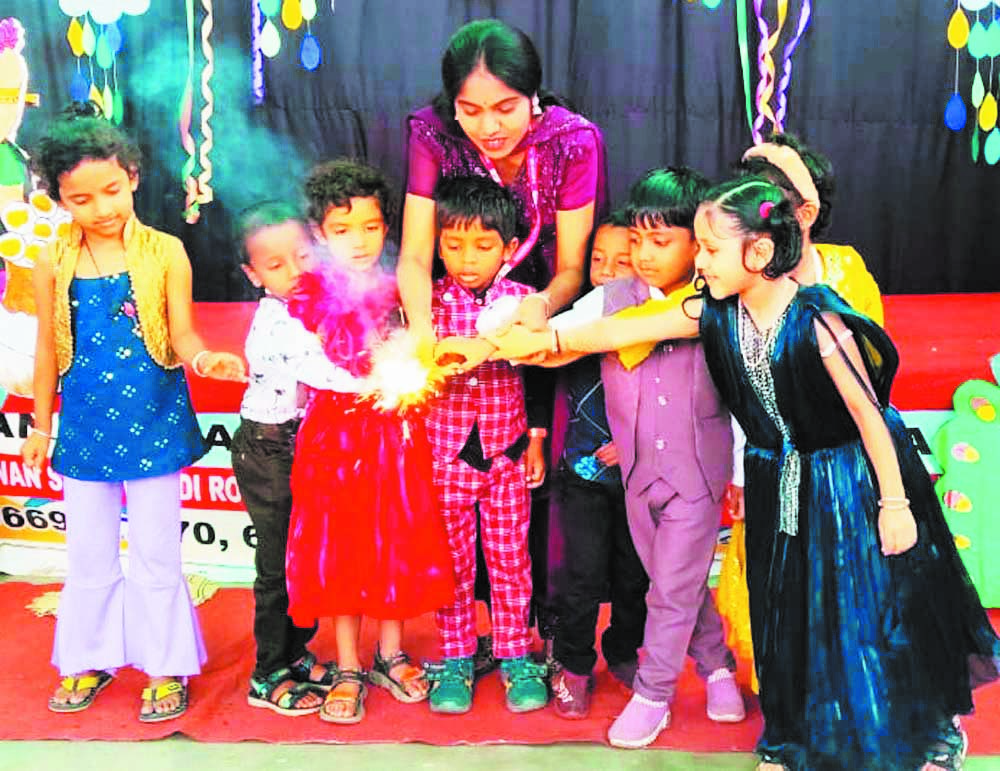 स्कूली बच्चों ने आतिशबाजी  कर मनाई दीवाली