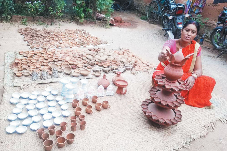 स्व-सहायता समूहों की महिलाएं मिट्टी के आकर्षक दीये और अन्य बर्तन बनाकर रही कमाई, बाजार में अच्छी खासी है मांग
