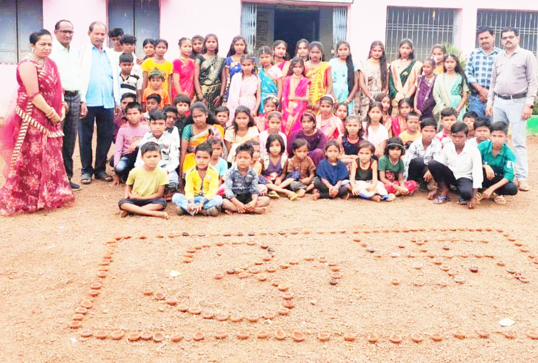 शिक्षिका ने बच्चों के संग मनाई दीवाली 